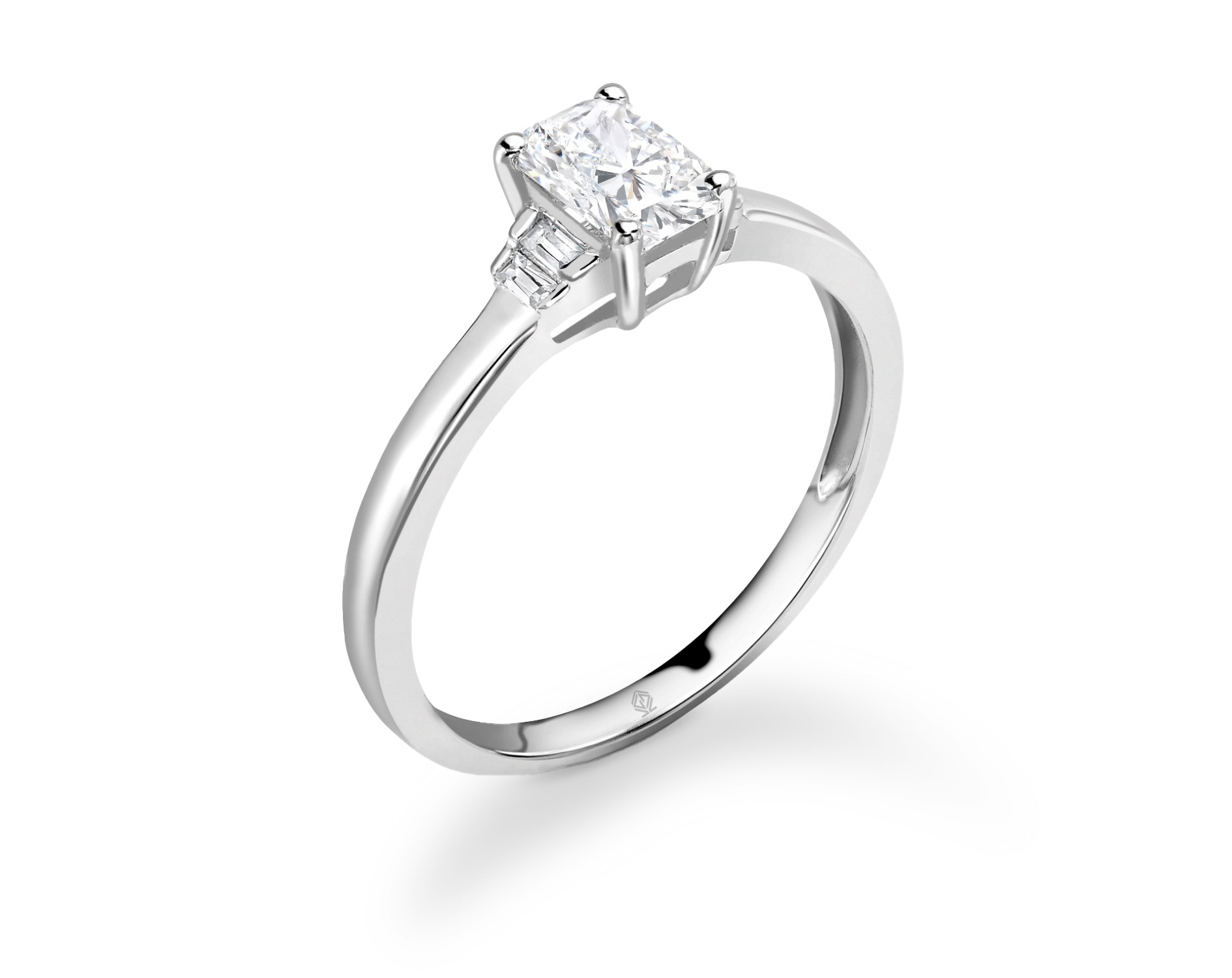 18K WHITE GOLD RADIANT CUT DIAMOND RING WITH BAGUETTES CUT SIDE STONES